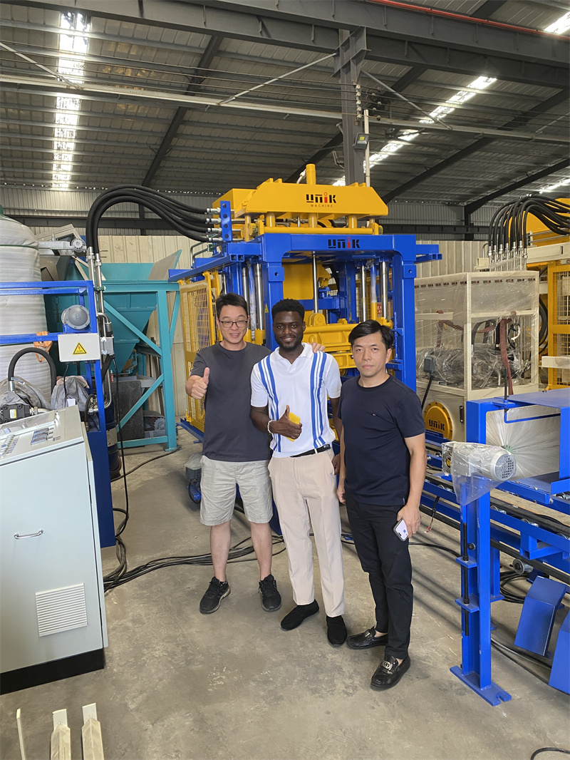 Захоплюючий візит із Гани: екскурсія з виробництва бетонних блоків і намір придбати