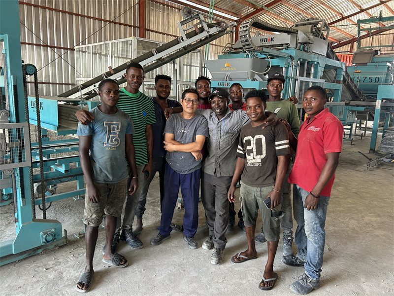 Машина для формування бетонних блоків на продаж у Нігерії: виділяється UNIK Machinery