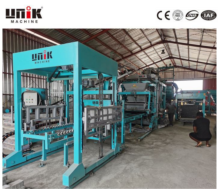 Гідравлічна машина для виготовлення бордюрних блоків